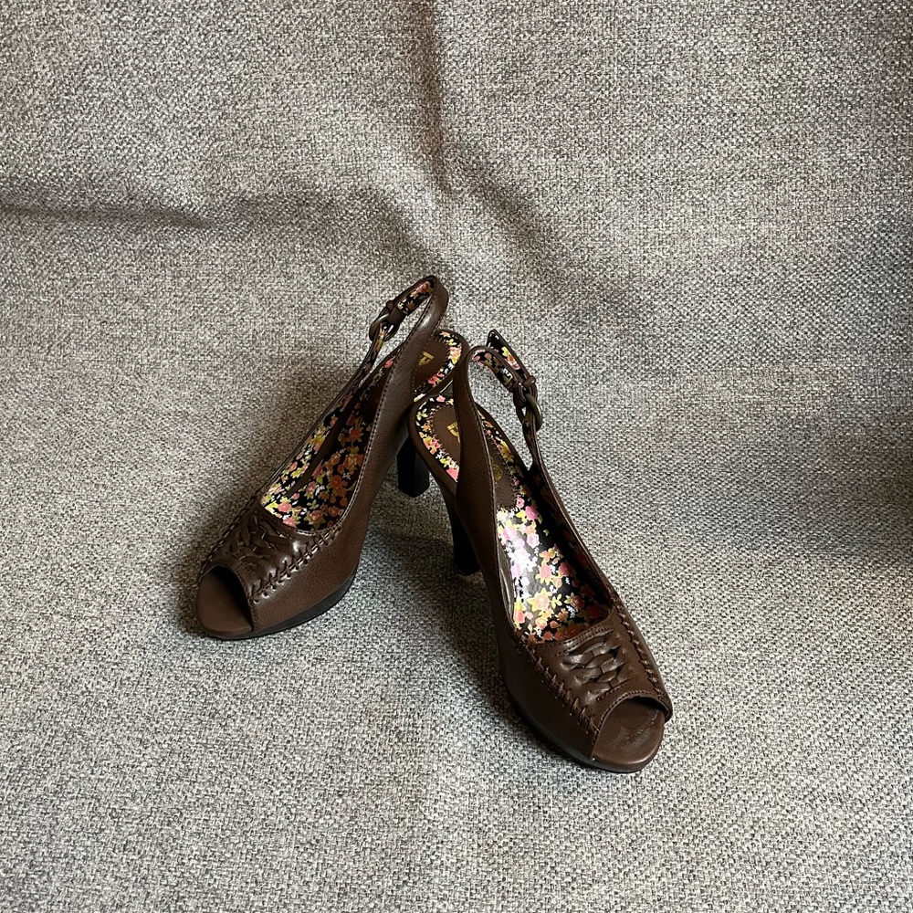 Bongo brown leather platform sandals size 6, brand new!